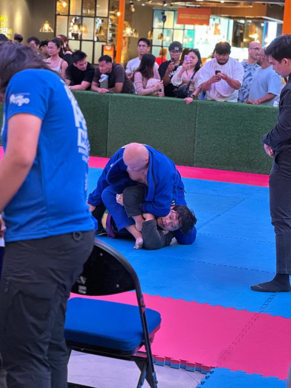 Richard Pilarca attacking from the top position