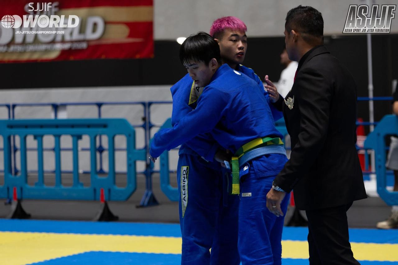 Kainoa Naholowaa showing sportsmanship after a match