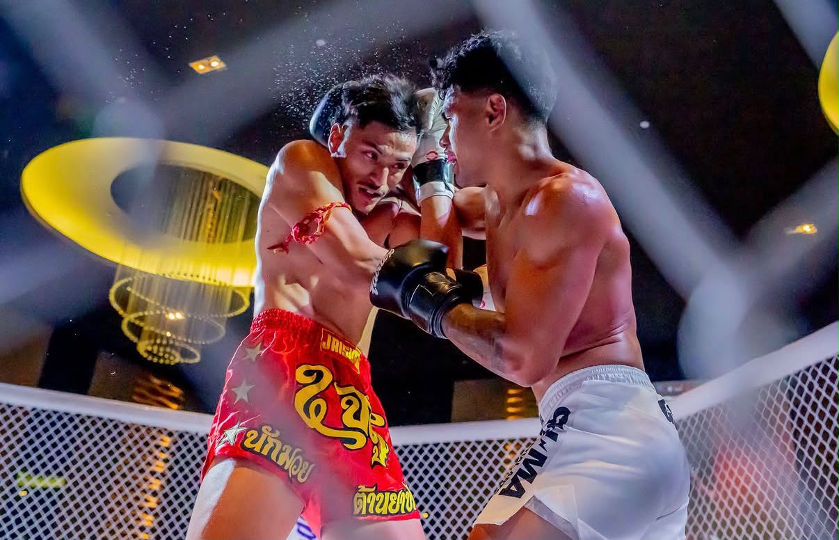 Jasper Alpet competing in an MMA bout