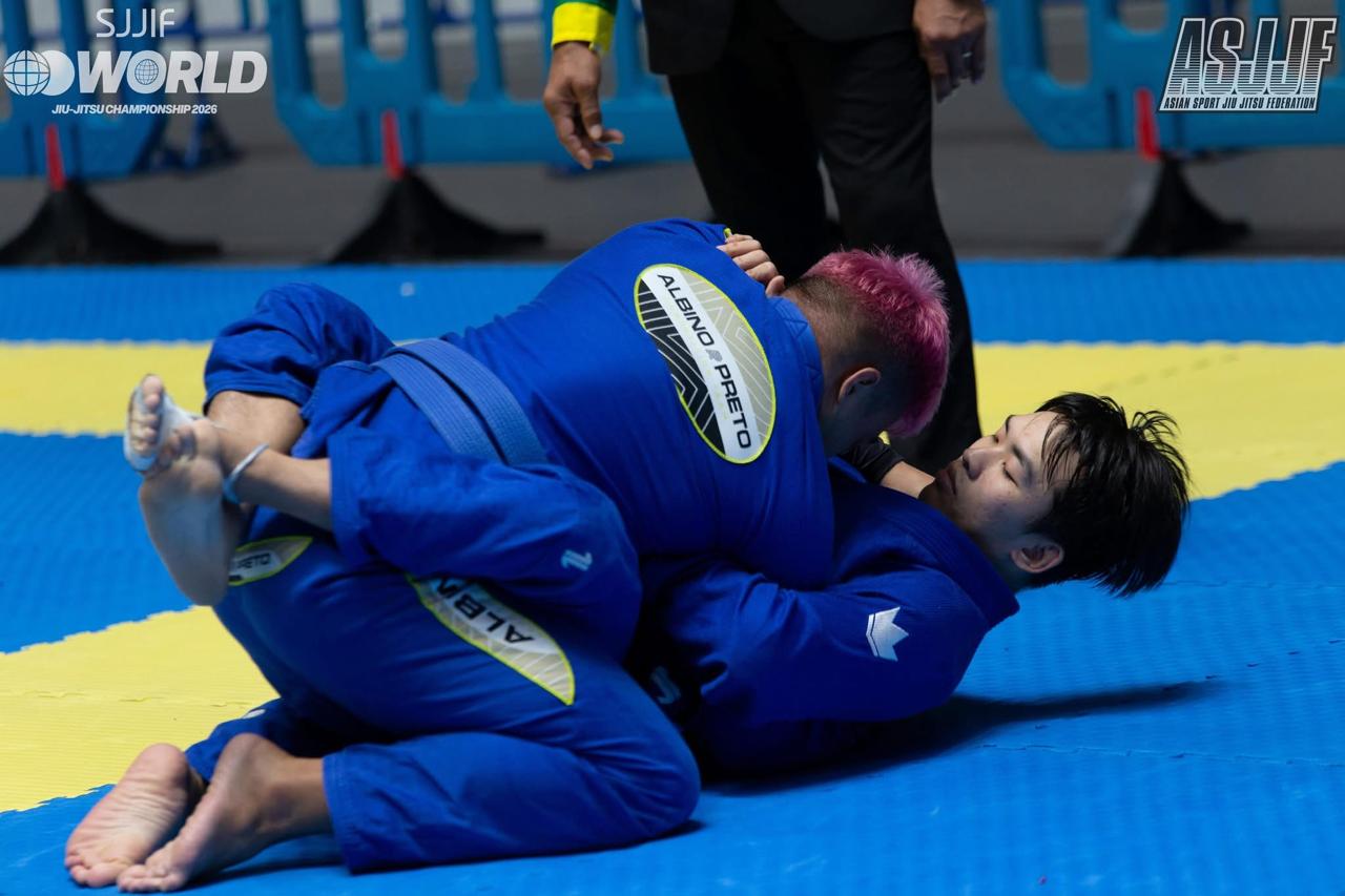 Kainoa Naholowaa on top during a SJJIF Worlds match